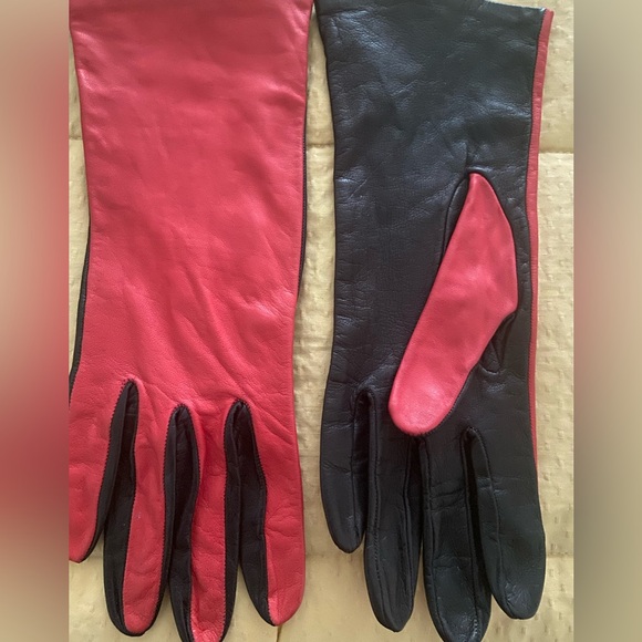bill blass Accessories - Bill Blass LEATHER Gloves with Vibrant Red Silk Lining. Stylish and classy